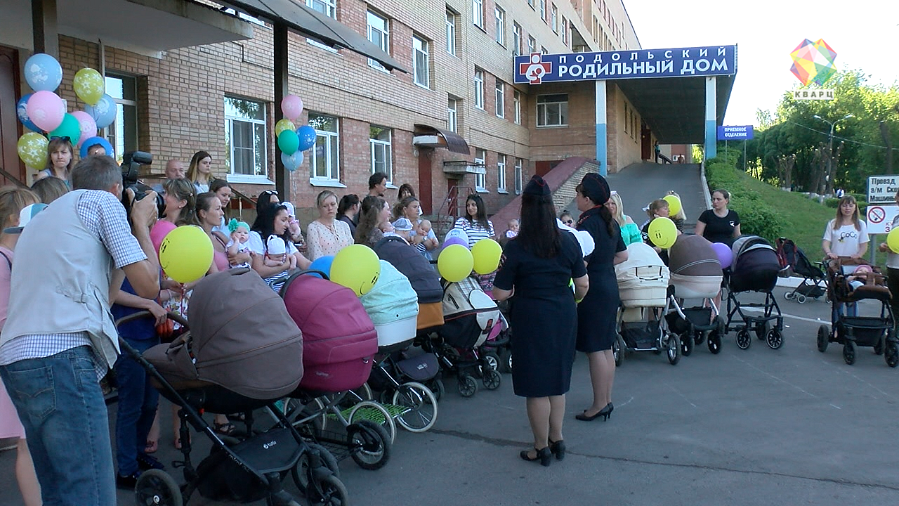 Спасибо, доктор!» Флешмоб в роддоме собрал около ста мам с детьми. Политика  и общество