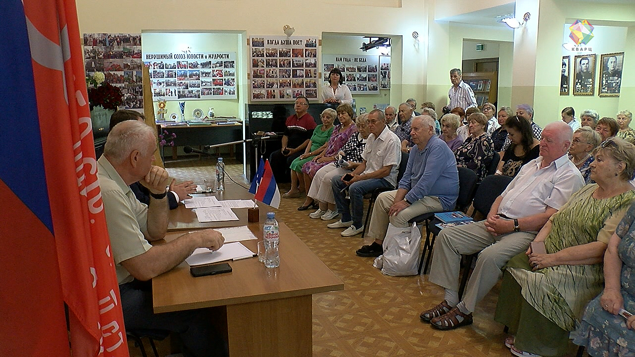 Порно видео: лижет под столом начальнице