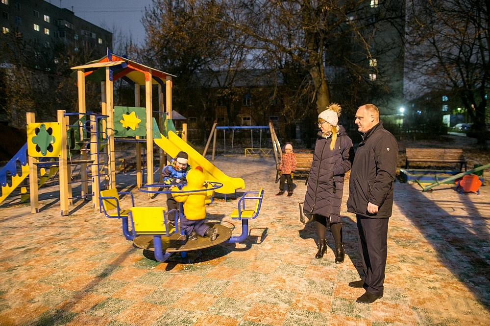 Освещение детской площадки. Освещение игровой площадки. Освещение детских площадок. Осветить детскую площадку. Освещение детских площадок во дворах.