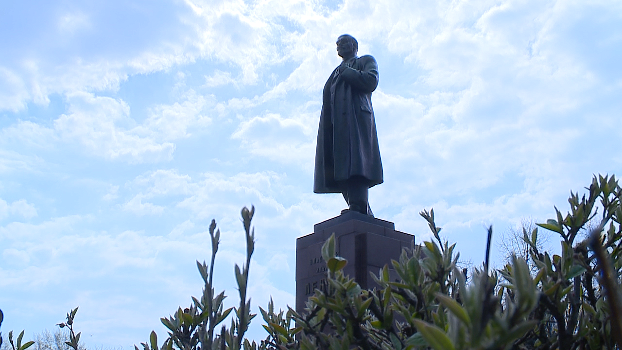 Памятник Ленину в Подольске. Цветы у памятника Ленину. Цветы на памятник. Цветы которые растут у памятника Ленина.