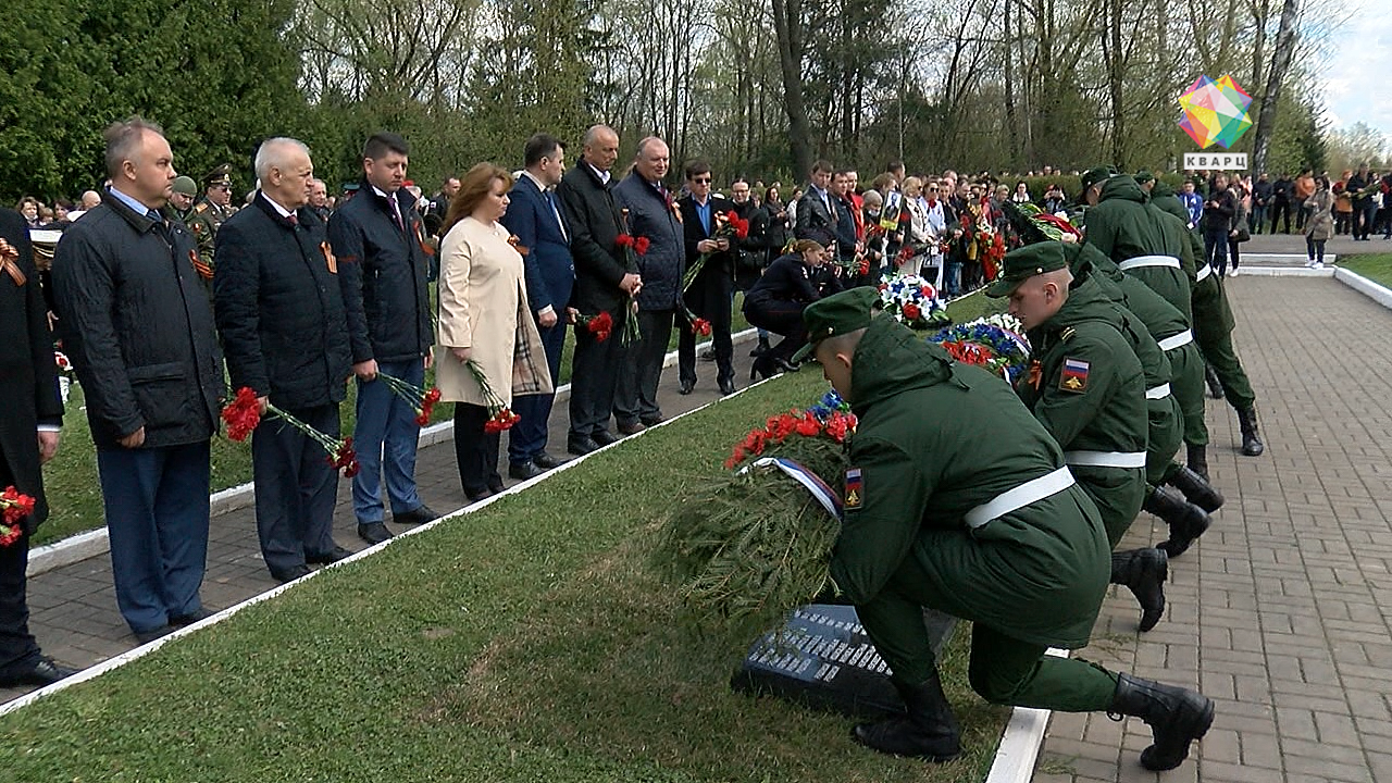 Глава Подольска возложил цветы к братской могиле. Политика и общество