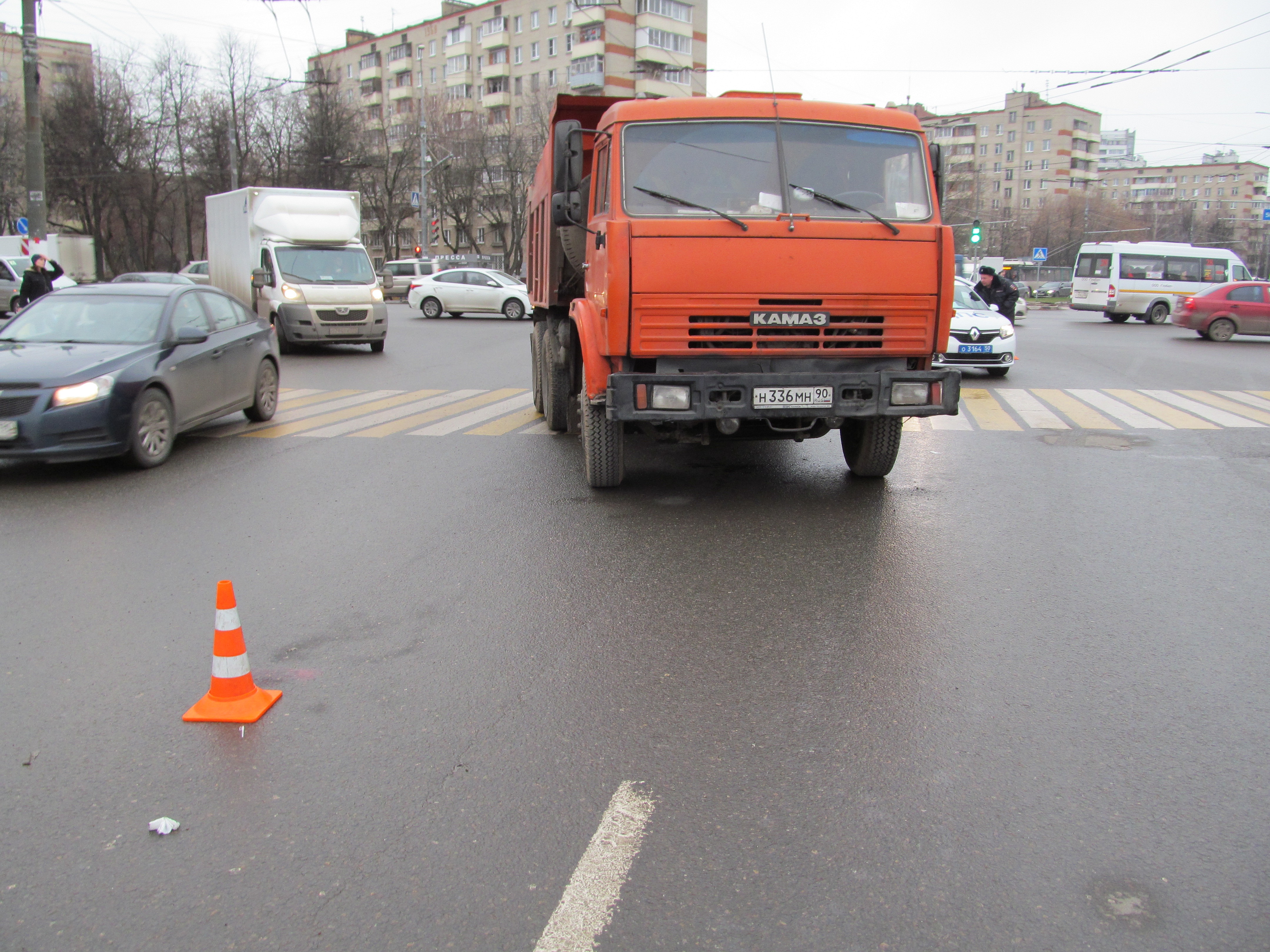 В центре Подольска КамАЗ сбил человека . Происшествия